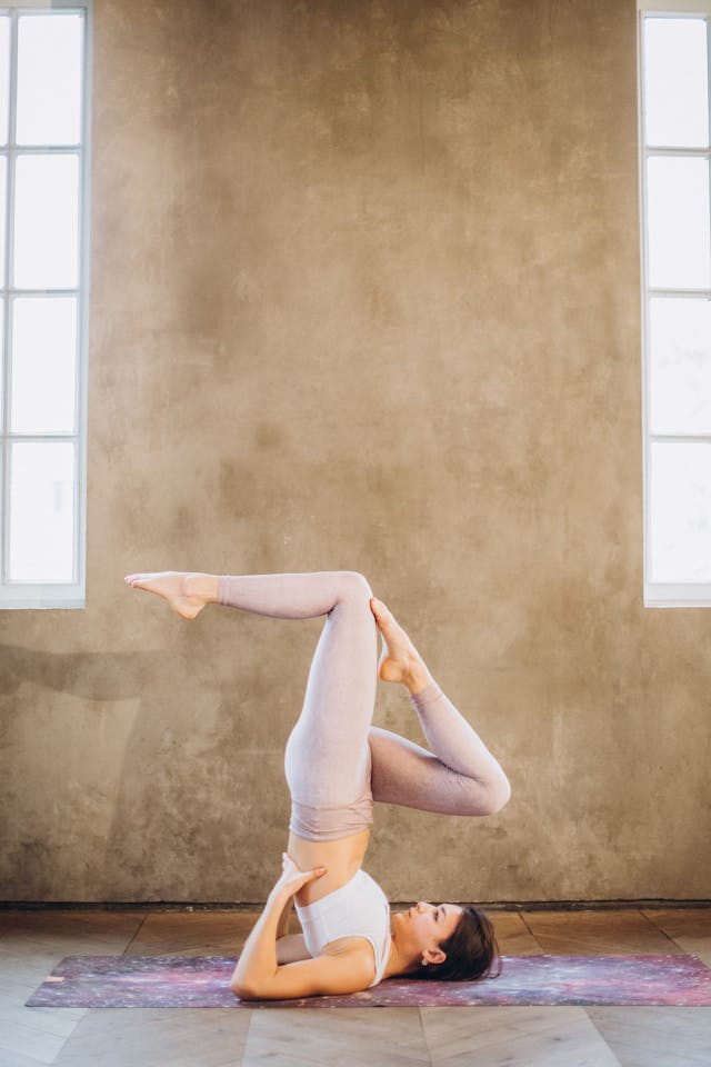 Foto von Elina Fairytale: https://www.pexels.com/de-de/foto/frau-die-yoga-praktiziert-3822625/