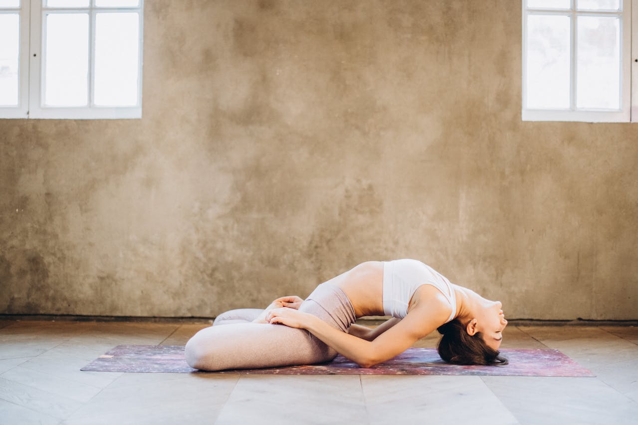 Foto von Elina Fairytale: https://www.pexels.com/de-de/foto/frau-die-yoga-praktiziert-3822625/